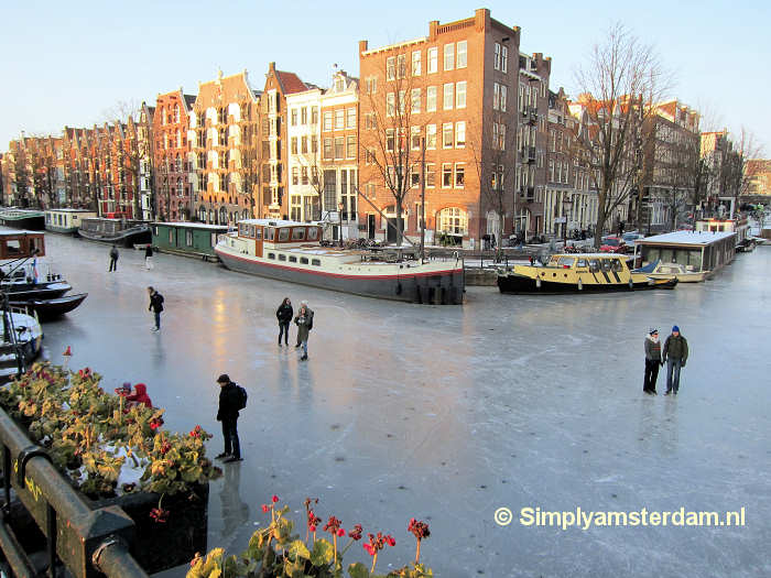 Ice skating on Brouwersgracht