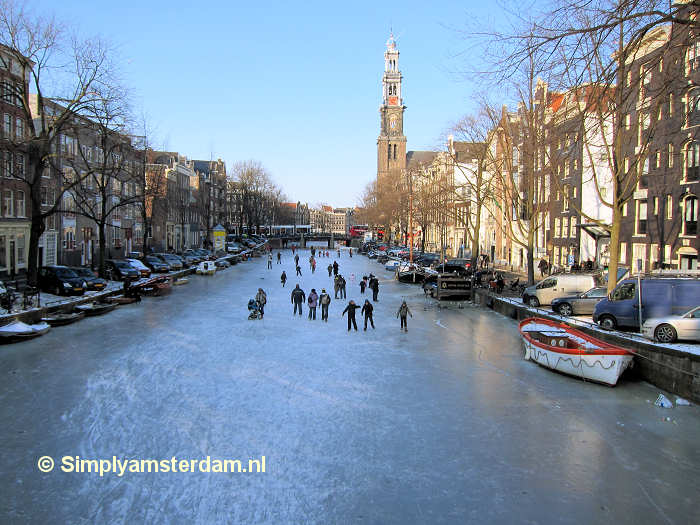 Ice skating on Amsterdam Prinsengracht