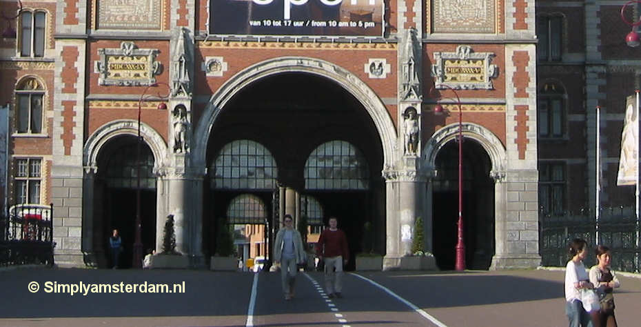 Amsterdam Rijksmuseum passageway open for cyclists