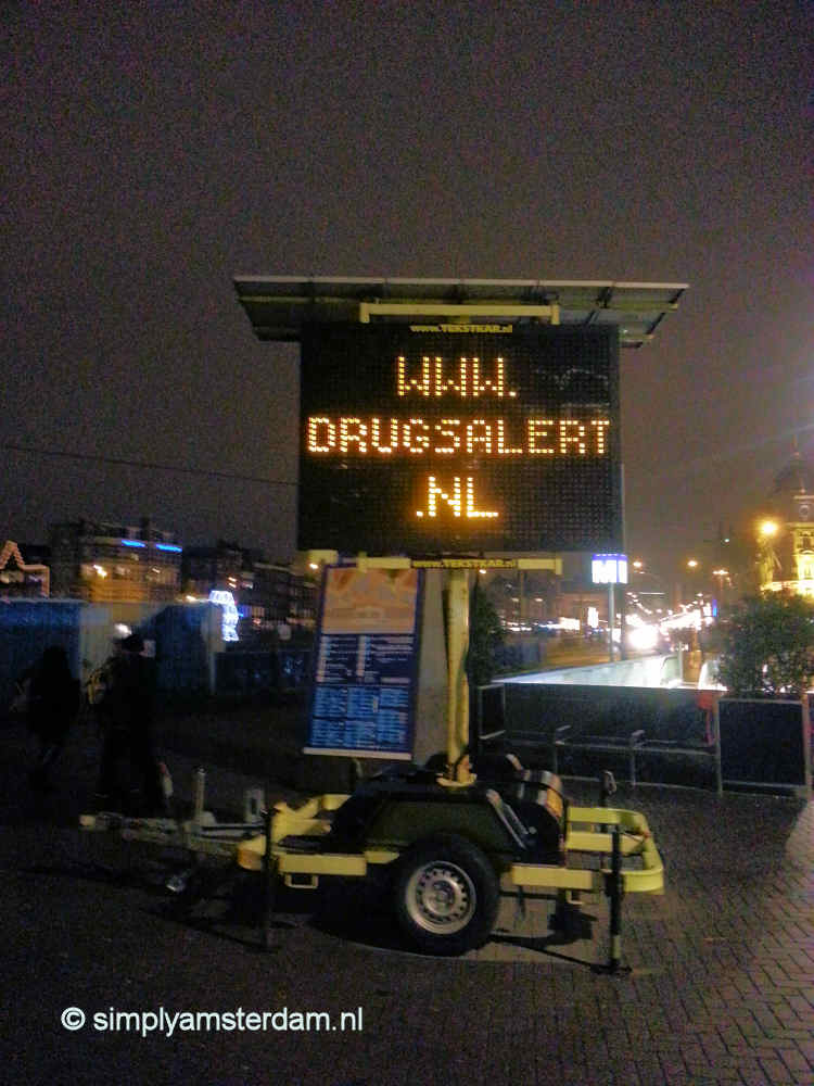 Signpost about cocaine/white heroine @ Amsterdam Central Station